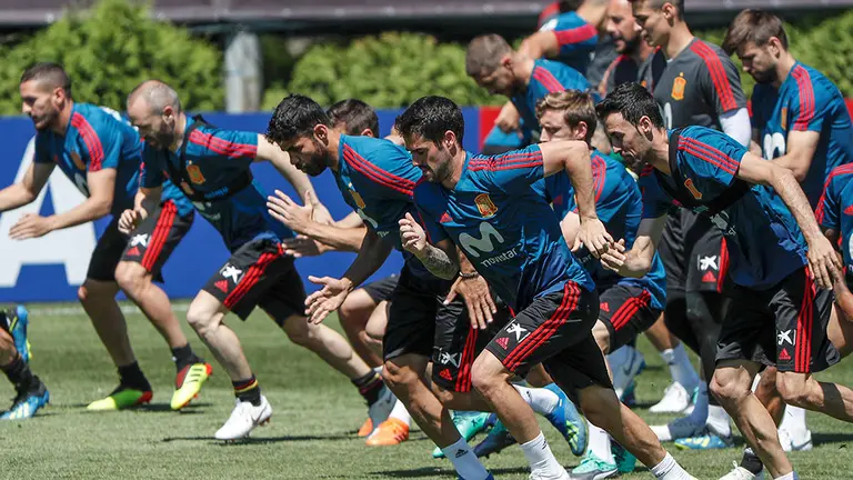 GRAF7903. KRASNODAR, 11/06/2018.- Los jugadores de la selección española durante el entrenamiento realizado esta mañana en las instalaciones del club de fútbol de la ciudad de Kranosdar, donde el combinado nacional prepara su partido ante Portugal correspondiente a la primera fase del mundial de Rusia 2018, Grupo B, que ambos equipos disputarán el viernes 15 de junio en el Estadio Fisht de Sochi- EFE/ Javier Etxezarreta