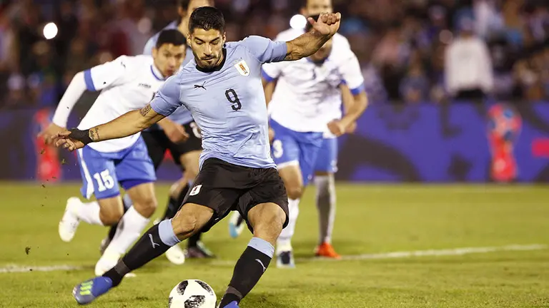 MON102. MONTEVIDEO (URUGUAY), 07/06/2018.- Luis Suárez de Uruguay patea un penalti para anotar el 2-0 ante Uzbekistán hoy, jueves 7 de junio de 2018, durante un partido amistoso entre Uruguay y Uzbekistán que sirve de despedida en su camino al Rusia 2018, en el estadio Centenario en Montevideo (Uruguay). EFE/Federico Anfitti
