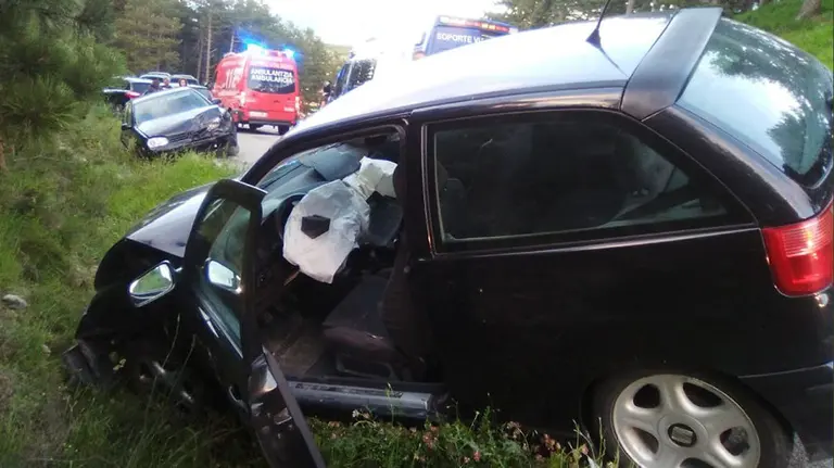Colisión frontal entre dos coches en Portillo de los Pinos, en Biurrun BOMBEROS DE NAVARRA
