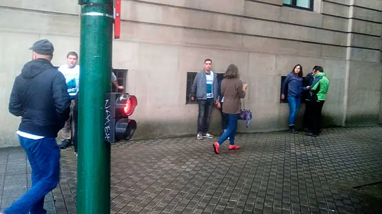 Varias personas se encandenan en la Delegación del Gobierno en Pamplona contra la sentencia de Alsasua. NAVARRACOM