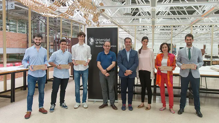 Enrique Gil-Casares, hermano del premiado Jose María, Miguel Muñoz, David Urbiola, Ricardo Armendáriz, Eduardo Domingo, Pilar Ruiz, Pilar Rico y Ángel Zugasti en la entrega de premios de la Olimpiada de Dibujo Técnico IMAGEN CED