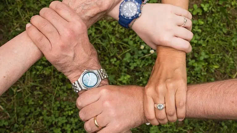 Mayores y j&oacute;venes uniendo sus manos