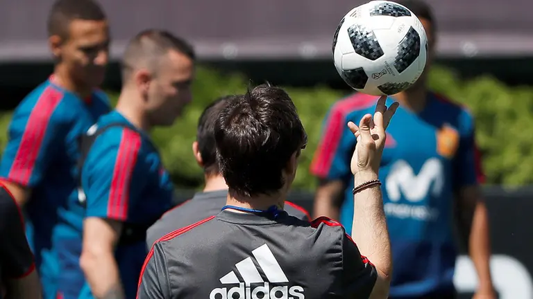 GRAF7874. KRASNODAR, 11/06/2018.- El seleccionador de España, Lopetegui, durante el entrenamiento realizado esta mañana en las instalaciones del club de fútbol de la ciudad de Kranosdar, donde el combinado nacional prepara su partido ante Portugal correspondiente a la primera fase del mundial de Rusia 2018, Grupo B, que ambos equipos disputarán el viernes 15 de junio en el Estadio Fisht de Sochi. EFE/ Javier Etxezarreta