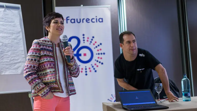 Juan Manuel Montilla 'El Langui' visita Faurecia Tecnoconfort para ofrece una jornada de sensibilización en discapacidad (02). IÑIGO ALZUGARAY