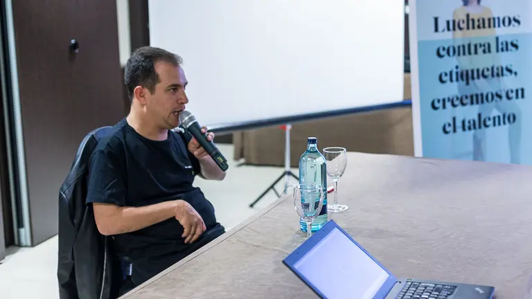Juan Manuel Montilla 'El Langui' visita Faurecia Tecnoconfort para ofrece una jornada de sensibilización en discapacidad (06). IÑIGO ALZUGARAY