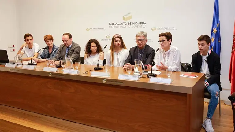 Alumnos de Claret Larraona junto a los parlamentarios forales Bakartxo Ruiz, Javier Esparza, Koldo Martínez y María Chivite