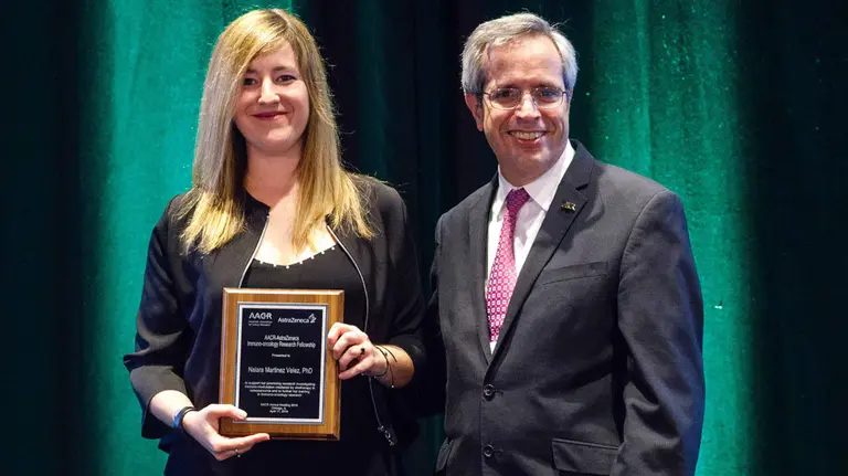 Dra.-Naiara-Martinez-Velez recibe un premio por su investigación médica. CUN