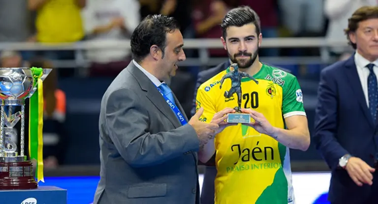 Javier García, Chino, recibe el premio al mejor jugador de la Copa de España 2018.
