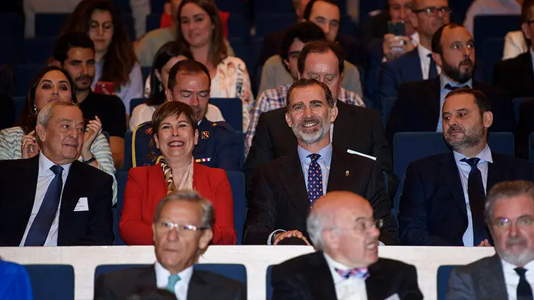 El Rey Felipe VI en su visita a Baluarte en Pamplona para el congreso internacional de arquitectura y sociedad junto con la presidenta del Gobierno de Navarra, Uxue Barkos. MIGUEL OS&Eacute;S_10