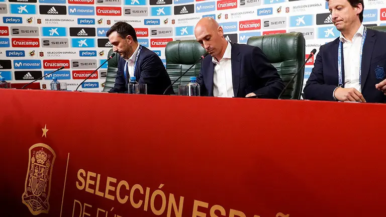 MUN27 KRASNODAR (RUSIA), 13/06/2018.- El presidente de la Federación Española de Fútbol, Luis Rubiales (c), ofrece una rueda de prensa para anunciar la destitución de Julen Lopetegui como seleccionador español, en Krasnodar, Rusia, hoy, 13 de junio de 2018. La decisión se toma apenas veinte horas después del anuncio del martes por la tarde del Real Madrid del fichaje del técnico para la nueva temporada una vez finalizada la cita de Rusia 2018. EFE/ Javier Etxezarreta