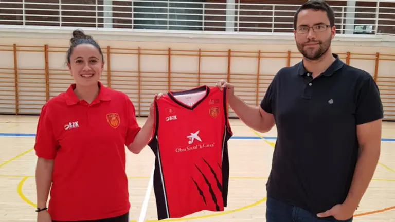 Silvia Martín junto a Xabi Jiménez. Basket Navarra.