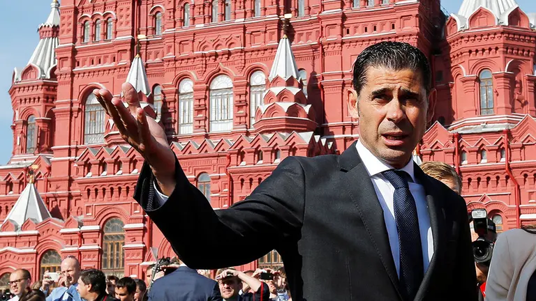 EPA722. MOSCÚ (RUSIA), 18/09/2015.- El exfutbolista de la selección española Fernando Hierro asiste a la ceremonia de inauguración para la cuenta atrás del Mundial de Rusia 2018 en la plaza Manezhnaya, en Moscú (Rusia), fotografía de archivo, del 18 de septiembre de 2018. La Federación Española de Fútbol ha anunciado este miércoles que Fernando Hierro, director deportivo, asumirá el cargo de seleccionador español en el Mundial de Rusia 2018, en sustitución de Julen Lopetegui, que ha sido destituido esta mañana, ha informado el organismo en un comunicado, hoy, 13 de junio de 2018. EFE/ Yuri Kochetkov