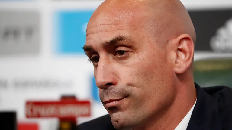 KRS18. KRASNODAR (RuSIA). 13/06/18.- El presidente de la Real Fdereración Española de Fútbol (RFEF), Luis Rubiales, y el nuevo seleccionador español, Fernando Hierro (fuera de cuadro), comparecen en rueda de prensa, en Krasnodar (Rusia) hoy, miércoles 13 de junio de 2018. Hierro asume el cargo a un día del inicio de la Copa Mundial de la FIFA Rusia 2018, en sustitución de Julen Lopetegui, quien fue destituido esta mañana tras anunciar su nuevo puesto como entrenador del Real Madrid. EFE/Javier Etxezarreta