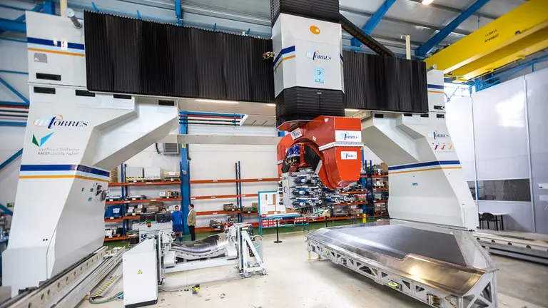 El Rey Felipe VI visita las instalaciones del grupo industrial MTorres (07). IÑIGO ALZUGARAY