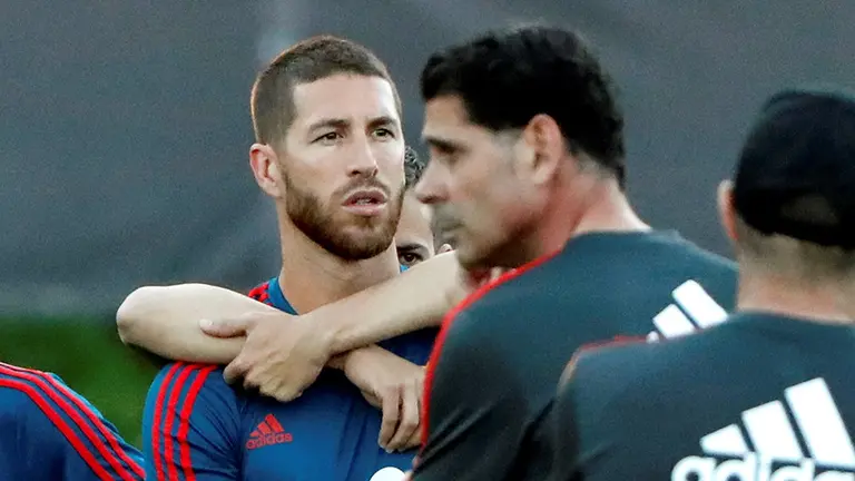 El jugador de España Sergio Ramos (i) escucha al nuevo entrenador Fernando Hierro (d) en un entrenamiento en Krasnodar (Rusia). EFE/Javier Etxezarreta