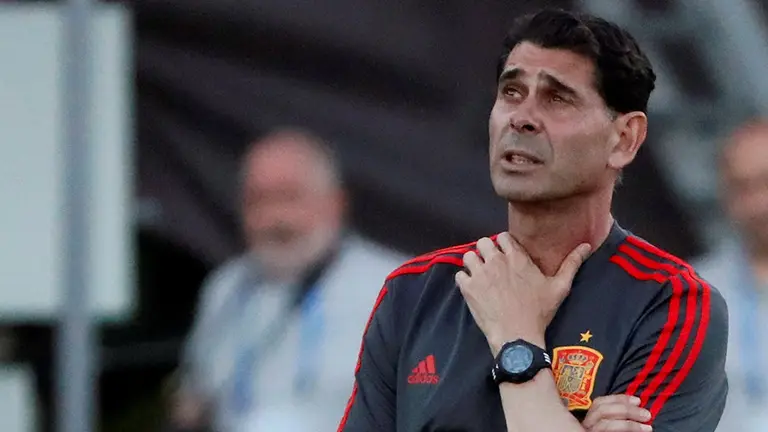 KRAS121. KRASNODAR (RUSIA), 13/06/2018.- El nuevo entrenador de España Fernando Hierro dirige un entrenamiento hoy, miércoles 13 de junio de 2018, en Krasnodar (Rusia). España hace parte del grupo B del Mundial de Fútbol Rusia 2018 junto con Portugal, Irán y Marruecos. EFE/Javier Etxezarreta