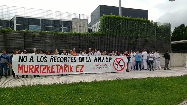 Protesta en la puerta del Centro San José