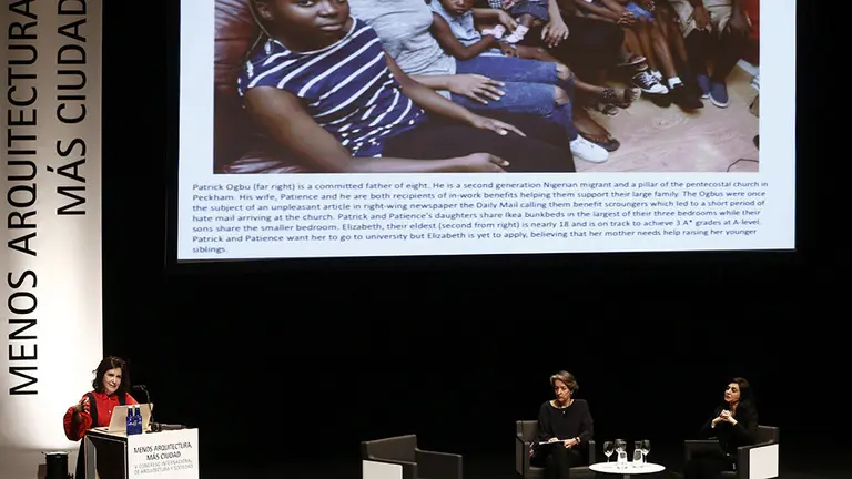 GRAF046. PAMPLONA, 14/06/2018.- Dos arquitectas, la madrileña Belinda Tato (d) y la iraní Farshid Moussavi (i), han destacado este jueves la idoneidad de vincular los proyectos de las ciudades con las necesidades de la población y potenciar la participación. Ambas han abordado la cuestión de la ciudad como proyecto en la quinta edición del 'Congreso Internacional de Arquitectura y Sociedad', que se desarrolla desde ayer en la capital navarra, y que ha congregado a diversos escritores, políticos y arquitectos de diversos países. EFE/Jesús Diges