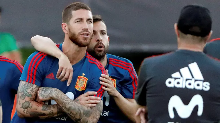 KRAS116. KRASNODAR (RUSIA), 13/06/2018.- El jugador de España Sergio Ramos (i) participa en un entrenamiento hoy, miércoles 13 de junio de 2018, en Krasnodar (Rusia). España hace parte del grupo B del Mundial de Fútbol Rusia 2018 junto con Portugal, Irán y Marruecos. EFE/Javier Etxezarreta