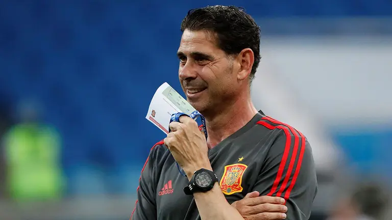 KRA203. SOCHI (RUSIA), 14/06/2018.- El entrenador de España Fernando Hierro dirige un entrenamiento hoy, jueves 14 de junio de 20198, en el estadio Fisht de Sochi (Rusia). España hace parte del grupo B del Mundial de Rusia 2018 junto con Portugal, Marruecos e Irán. EFE/Javier Etxezarreta // ATENCIÓN EDITORES: Sólo Uso editorial. Prohibido su uso en referencia con entidad comercial alguna. Prohibido su uso en alertas, descargas o mensajería multimedia en móviles. Las imágenes deberán aparecer como fotografías congeladas y no podrán emular la acción del juego mediante secuencias o fotomontajes. Ninguna imagen publicada podrá ser alterada, mediante texto o imagen superpuesta, en el caso de que (a) intencionalmente oculte o elimine el logotipo de un patrocinador o (b) añada y/o cubra la identificación comercial de terceras partes que no esté oficialmente asociada con la Copa Mundial de la FIFA.

