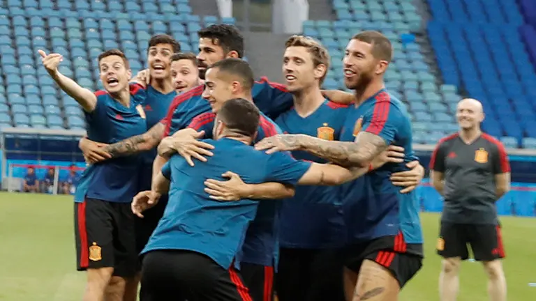 KRA211. SOCHI (RUSIA), 14/06/2018.- Jugadores de España bromean durante un entrenamiento hoy, jueves 14 de junio de 20198, en el estadio Fisht de Sochi (Rusia). España hace parte del grupo B del Mundial de Rusia 2018 junto con Portugal, Marruecos e Irán. EFE/Javier Etxezarreta // ATENCIÓN EDITORES: Sólo Uso editorial. Prohibido su uso en referencia con entidad comercial alguna. Prohibido su uso en alertas, descargas o mensajería multimedia en móviles. Las imágenes deberán aparecer como fotografías congeladas y no podrán emular la acción del juego mediante secuencias o fotomontajes. Ninguna imagen publicada podrá ser alterada, mediante texto o imagen superpuesta, en el caso de que (a) intencionalmente oculte o elimine el logotipo de un patrocinador o (b) añada y/o cubra la identificación comercial de terceras partes que no esté oficialmente asociada con la Copa Mundial de la FIFA.

