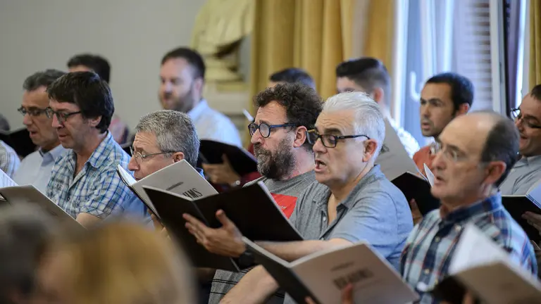 Últimos ensayos del Orfeón Pamplonés antes de viajar a San Petersburgo para participar en el festival de las Noches Blancas. PABLO LASAOSA