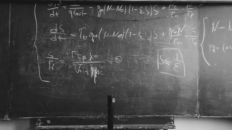 Una pizarra con varias fórmulas matemáticas. ARCHIVO