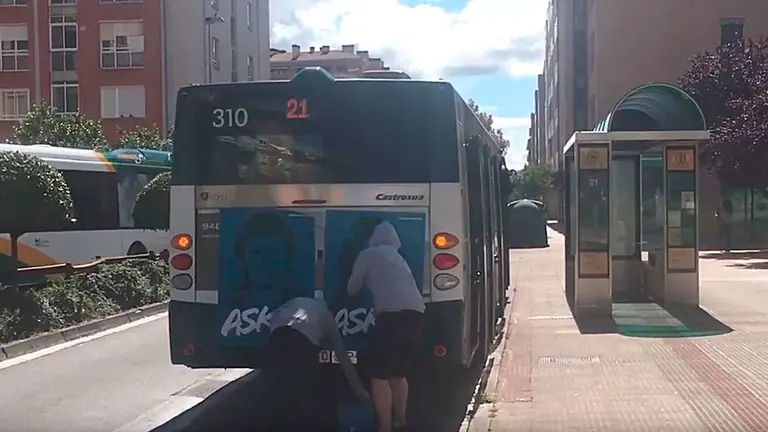 Dos encapuchados de ERNAI atacan una villavesa en Pamplona. ERNAI