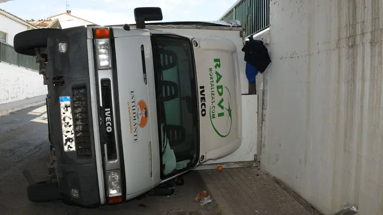 Así ha quedado el camión que ha volcado en la Avenida Navarra de Caparroso, bajo el puente de la carretera nacional que cruza la localidad Foto AMAYA LUQUI (2)