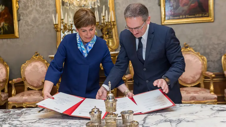 La presidenta Uxue Barkos y el director general de la Fundación Bancaria 'la Caixa', Jaume Giró, firman un acuerdo marco de colaboración en materia de acción social y cultural. IÑIGO ALZUGAR (10)