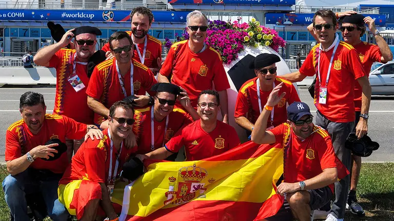 MUN097. SOCHI, 15/06/2018.- Aficionados españoles se encuentran en las cercanías del estadio Fisht de Sochi (Rusia), lugar donde se disputará hoy el encuentro entre España y Portugal. EFE/Javier Etxezarreta