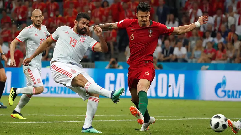 MUN04-101. SOCHI (RUSIA), 15/06/2018.- El delantero español Diego Costa y el defensa portugués José Fonte durante el partido Portugal-España, del Grupo B del Mundial de Fútbol de Rusia 2018, en el Fisht de Sochi, Rusia, hoy 15 de junio de 2018 (RUSSIA SOCCER FIFA WORLD CUP, Portugal, Spain, Sochi). EFE/Javier Etxezarreta.