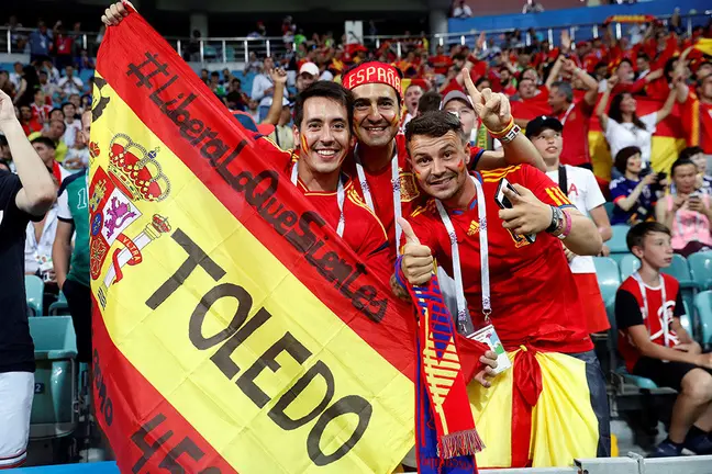 MUN04-8. SOCHI (RUSIA), 15/06/2018.- Aficionados españoles antes del inicio del partido Portugal-España, del Grupo B del Mundial de Fútbol de Rusia 2018, en el Fisht de Sochi, Rusia, hoy 15 de junio de 2018 (RUSSIA SOCCER FIFA WORLD CUP, Portugal, Spain, Sochi). EFE/Javier Etxezarreta [ATENCIÓN EDITORES: Sólo Uso editorial. Prohibido su uso en referencia con entidad comercial alguna. Prohibido su uso en alertas, descargas o mensajería multimedia en móviles. Las imágenes deberán aparecer como fotografías congeladas y no podrán emular la acción del juego mediante secuencias o fotomontajes. Ninguna imagen publicada podrá ser alterada, mediante texto o imagen superpuesta, en el caso de que (a) intencionalmente oculte o elimine el logotipo de un patrocinador o (b) añada y/o cubra la identificación comercial de terceras partes que no esté oficialmente asociada con la Copa Mundial de la FIFA.]