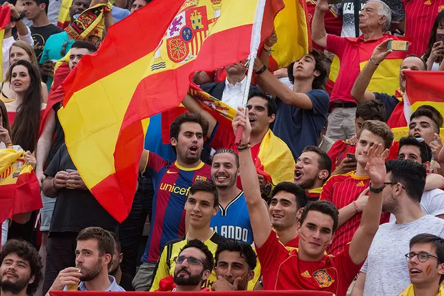 GRAF964. BARCELONA, 15/06/2018.- Seguidores de la selección española de fútbol siguen esta tarde la retransmisión del partido del Mundial 2018 entre España y Portugal en la pantalla gigante del Camp Municipal de l'Àliga de Barcelona. EFE/Quique García