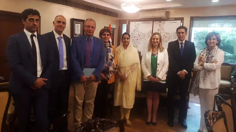 La ministra de Industria de Alimentos Procesados de India Harsimrat Kaur Badal  recibe a una representación del Gobierno de Navarra