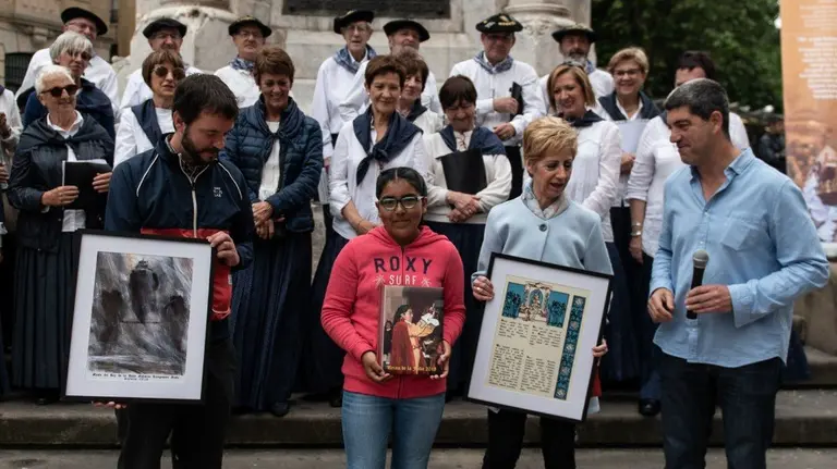 Tafalla pasa a Viana el testigo para celebrar el año que viene la próxima ceremonia de la coronación del Rey de la faba 2019. MIGUEL OSÉS (5)