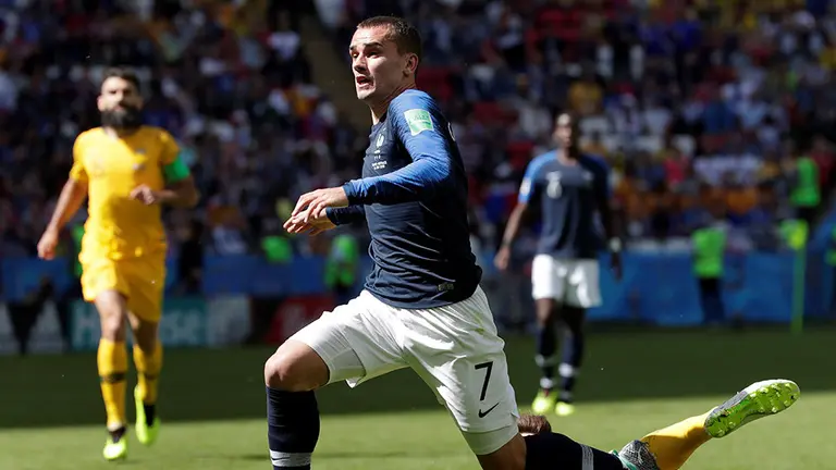 MUN06-49. KAZÁN (RUSIA), 16/06/2018.- El defensa australiano Joshua Risdon (d) comete penalti sobre el delantero francés Antoine Griezmann, durante el partido Francia-Australia, del Grupo C del Mundial de Fútbol de Rusia 2018, en el Kazán Arena de Kazán, Rusia, hoy 16 de junio de 2018 (RUSSIA SOCCER FIFA WORLD CUP, France, Australia, Kazan). EFE/Julio Muñoz.