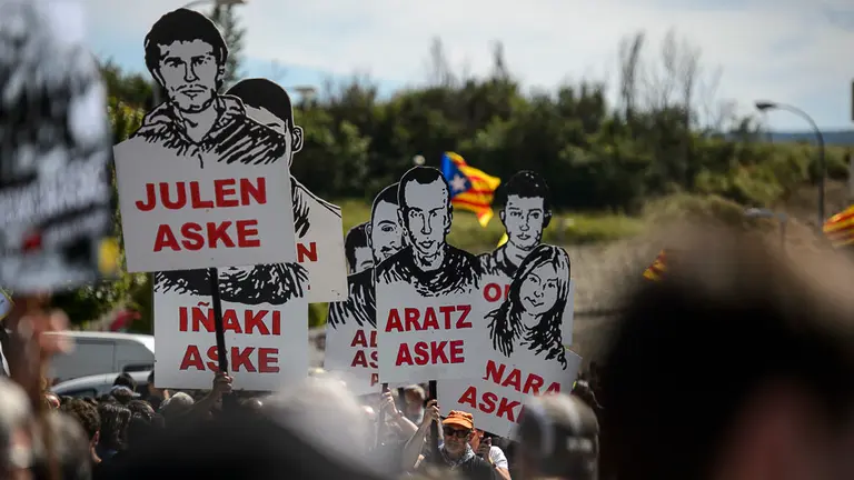 Miles de personas se manifiestan en Pamplona por la detención de unos jóvenes tras agredir a dos guardias civiles en Alsasua en 2016. PABLO LASAOSA 01