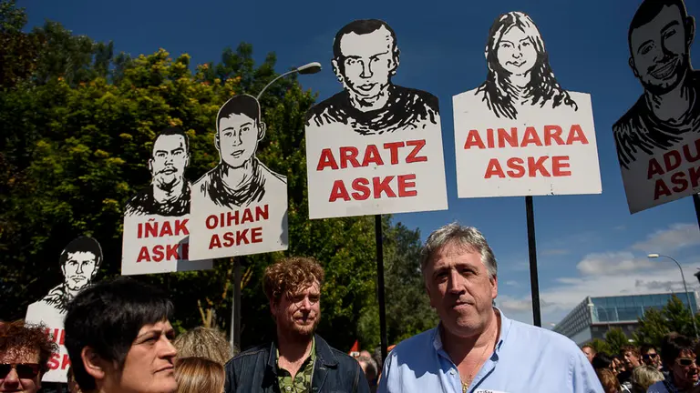Miles de personas se manifiestan en Pamplona por la detención de unos jóvenes tras agredir a dos guardias civiles en Alsasua en 2016. PABLO LASAOSA 10