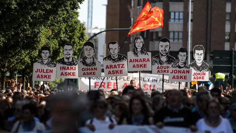 Miles de personas se manifiestan en Pamplona por la detención de unos jóvenes tras agredir a dos guardias civiles en Alsasua en 2016. PABLO LASAOSA 11