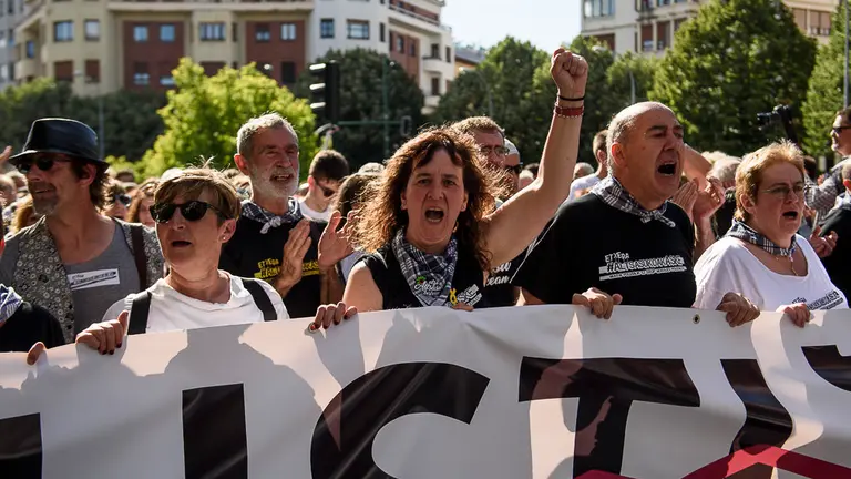 Miles de personas se manifiestan en Pamplona por la detención de unos jóvenes tras agredir a dos guardias civiles en Alsasua en 2016. PABLO LASAOSA 21