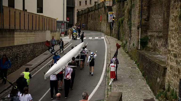 Manifestación del club nauutico de remo de navarra pasa solicitar la reparacion de la presa de Santa Engracia. MIGUEL OSÉS_3
