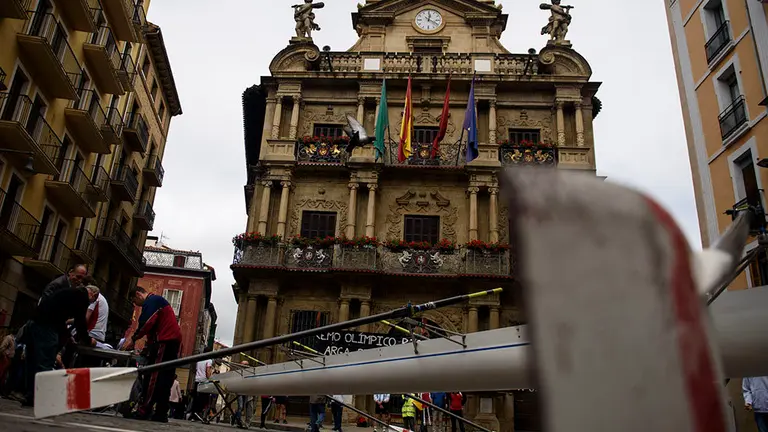 Manifestación del club nauutico de remo de navarra pasa solicitar la reparacion de la presa de Santa Engracia. MIGUEL OSÉS_6