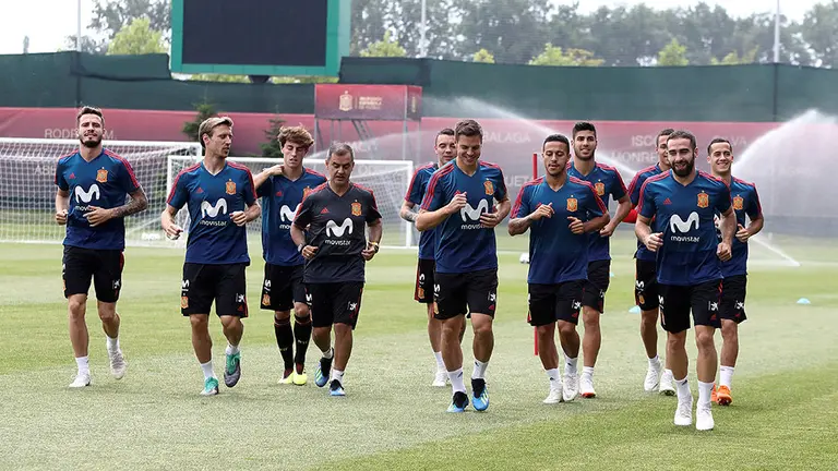 MUN200 KRASNODAR (RUSIA) 16/6/2018 Los jugadores de la selección española de fútbol durante el entrenamiento celebrado hoy, 16 de junio de 2018, en Krasnodar. España empató ayer a 3 goles ante Portugal en el primer partido disputado del Mundial de Rusia 2018.EFE/RFEF/ Carmelo Rubio SOLO USO EDITORIAL NO VENTAS