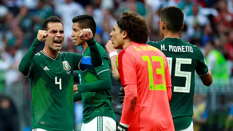 MUN09-169. MOSCÚ (RUSIA), 17/06/2018.- El defensa mexicano Rafael Márquez celebra la victoria 1-0 tras el partido Alemania-México, del Grupo F del Mundial de Fútbol de Rusia 2018, en el Estadio Luzhniki, Rusia, hoy 17 de junio de 2018 (RUSSIA SOCCER FIFA WORLD CUP, Germany, Mexico, Moscow). EFE/José Méndez [ATENCIÓN EDITORES: Sólo Uso editorial. Prohibido su uso en referencia con entidad comercial alguna. Prohibido su uso en alertas, descargas o mensajería multimedia en móviles. Las imágenes deberán aparecer como fotografías congeladas y no podrán emular la acción del juego mediante secuencias o fotomontajes. Ninguna imagen publicada podrá ser alterada, mediante texto o imagen superpuesta, en el caso de que (a) intencionalmente oculte o elimine el logotipo de un patrocinador o (b) añada y/o cubra la identificación comercial de terceras partes que no esté oficialmente asociada con la Copa Mundial de la FIFA.]