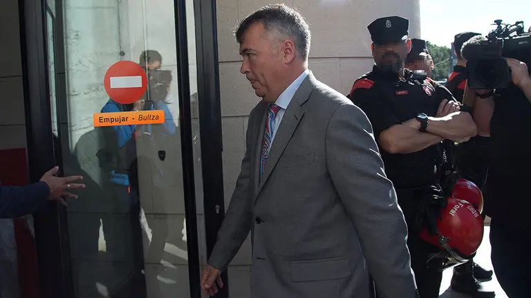 Agustín Martínez Becerra, el abogado de cuatro de los miembros de La Manada, llega a la Audiencia Provincial de Navarra para conocer la decisión de la prórroga de la prisión provisional o la puesta en libertad de los condenados. EFE/Iñaki Porto