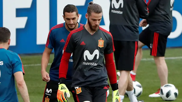 KRS24. KRASNODAR (RUSIA). 17/06/18.- David de Gea (c) y sus compañeros de la selección española de fútbol participan en un entrenamiento del equipo, en Krasnodar (Rusia) hoy, domingo 17 de junio de 2018. España jugará su segundo partido de la Copa Mundial de la FIFA Rusia 2018 el próximo miércoles contra Irán. EFE/Javier Etxezarreta