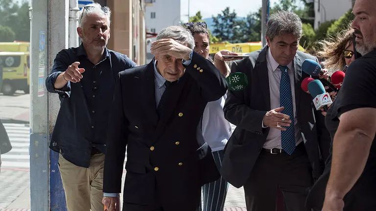 Los abogados de la víctima de &#39;La Manada&#39; Miguel Ángel Morán (d), y Javier Bacaicoa (i), a su salida de la Audiencia de Navarra, durante la vista para determinar la puesta en libertad de los condenados o su continuidad en prisión. EFE/Iñaki Porto