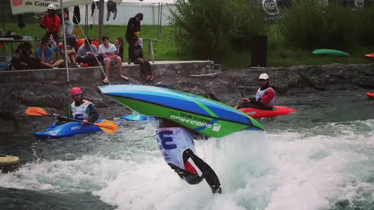 Ander de Miguel con el Piragüismo Pamplona.
