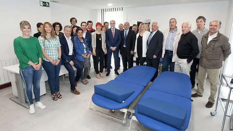 El consejero Fernando Domínguez con el personal del consultorio de Larráun, en Lecumberri, en la nueva unidad de rehabilitación IMAGEN CEDIDA